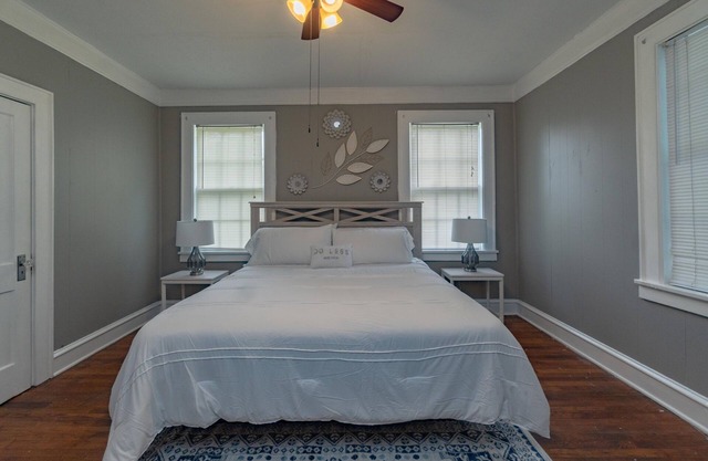 2 BR Charming Duplex w/ Large Yard + Full Kitchen