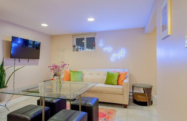 2-BR City Retreat / Peace, Privacy & Parking!