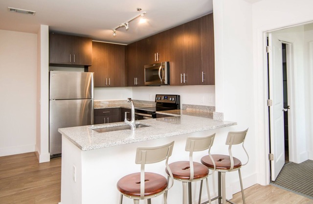 2 BR Condo between Oxford Square and University of MS