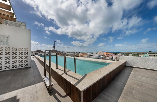 2 BR Condo w/Ocean View Pool. Prime Location