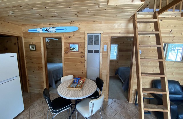 Hütte mit Privatstrand am Crystal Lake. Gehen Sie zu Beulah Geschäften und Restaurants!