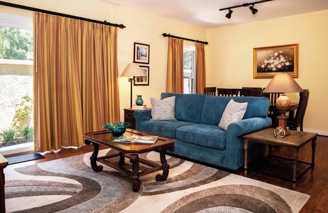 2-BR large private fenced courtyard-close to entrance & pool / hot tub