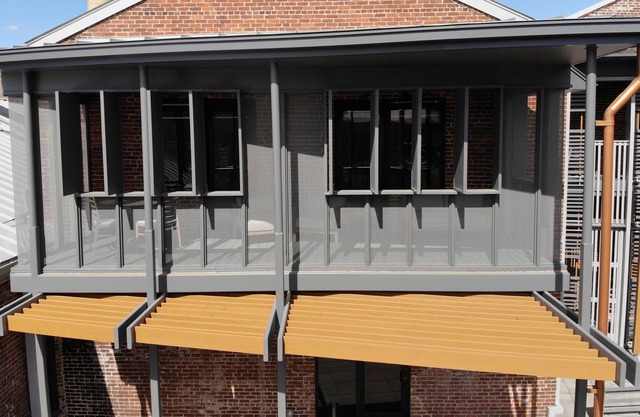 2 BR luxury suite w/ screened in porch; walkable to bars and restaurants.