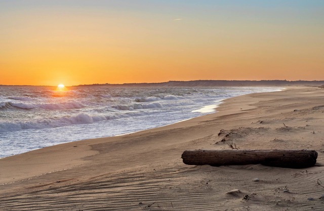 2 BR, Modern Main House, 1000 feet of private beach, AC, WiFi, Gym