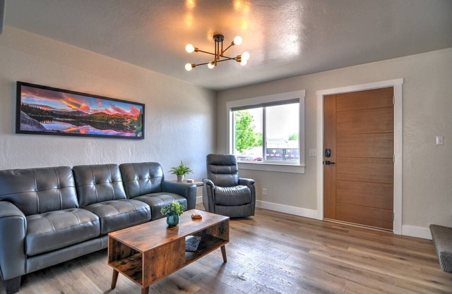 2 BR Townhome , Free WiFi, Parking & Laundry. Pets Welcome
