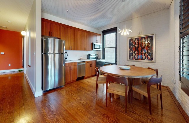2 BR w/ private patio! Walking distance to best bars and restaurants in town!