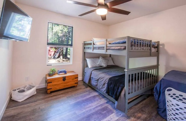 2 Cabins: Hot Tub/Sauna/Steam Shower & Game Room