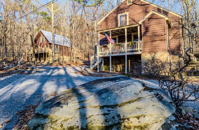 2 Cabins on 3 Acres - Hot Tub, Horse Shoes