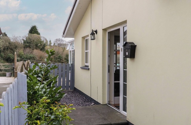 2 CARLTON COTTAGE, pet friendly, with open fire in Enniskillen