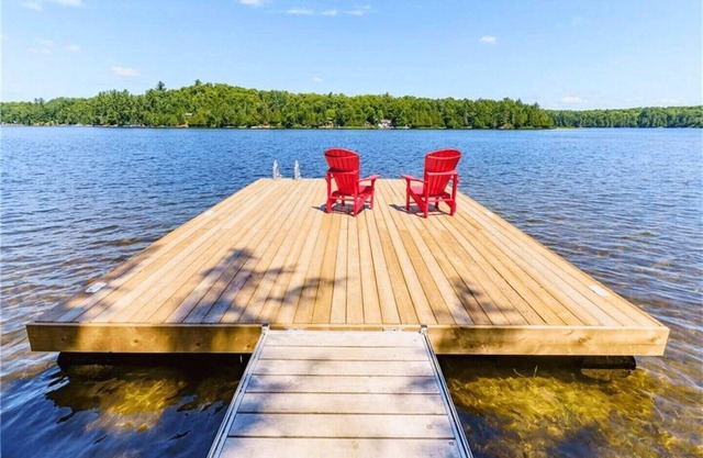 2 Chalets-Hot Tub, sleeps 10, private sandy beach!