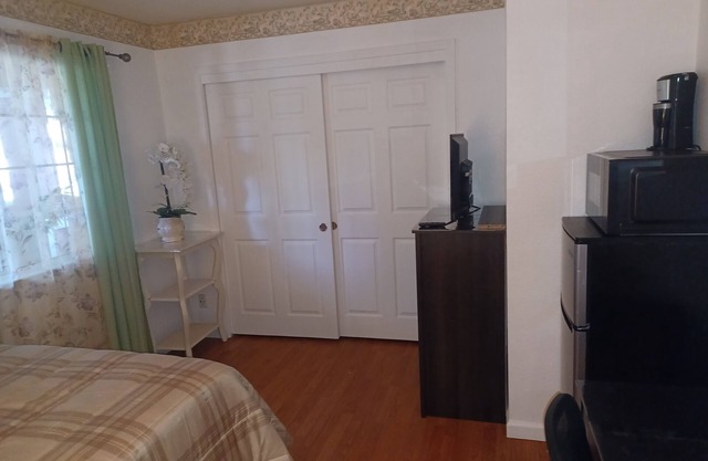 2 clean rooms and bathroom it sleeps 4