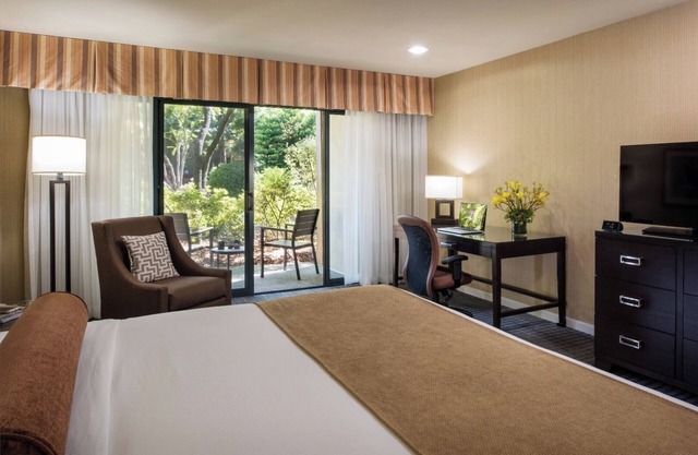 2 Comfortable Room with Heated Pool, Free Breakfast & Parking in Palo Alto