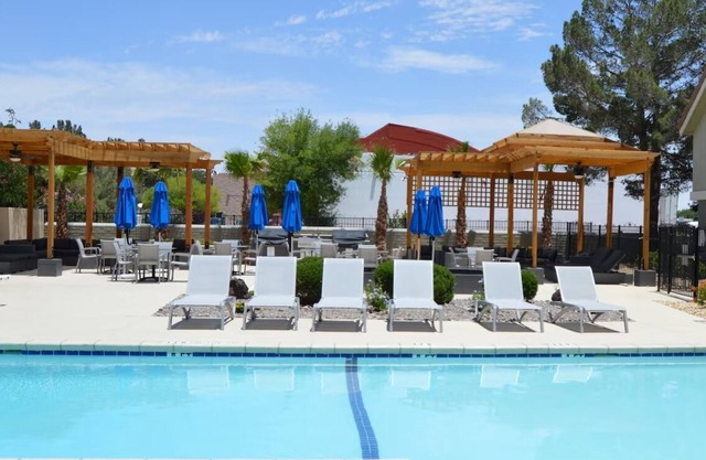 2 Comfortable Units – Pool, Kitchenette & Free Breakfast