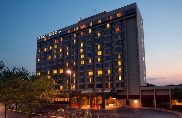 2 Connecting Suites with Two Beds and Two Sofabeds at a Full Service Hotel by Suiteness
