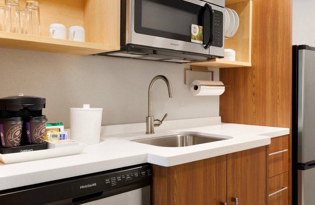 2 Connecting Suites with 4 Beds and Two Sofabeds at a Full Service Hotel by Suiteness