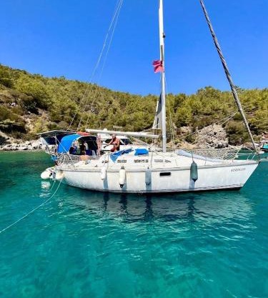 2-cottage yacht with 2 showers
