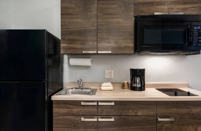 2 Cozy Pet-Friendly Rooms w/In-Room Kitchen & On-Site Laundry - Free Parking