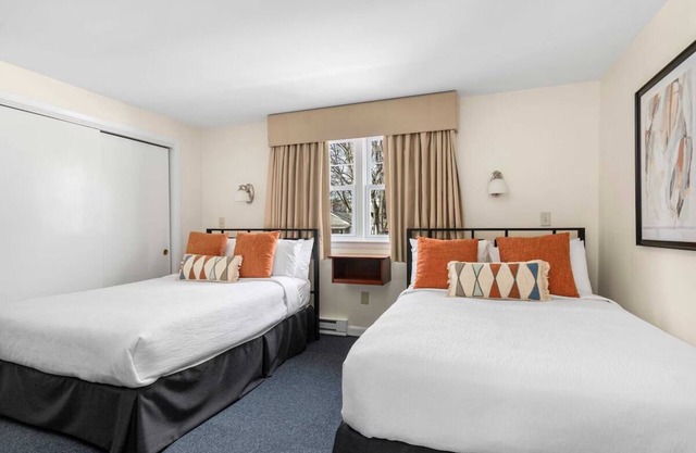 2 Double Rooms | The Beverly Hotel | w/Kitchen & Close to Dane Street Beach