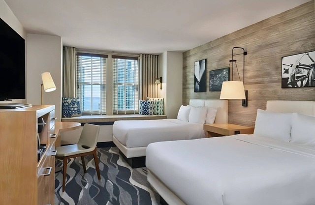 2 Elegant Rooms w/ Oversize Desk & Coffee Maker – 1 Mile to Convention Center