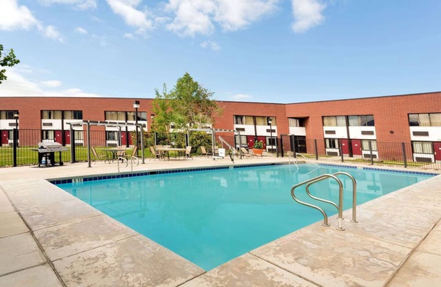 2 Family-Friendly Rooms Close to Beautiful Cedar Breaks! Free Breakfast, Pool!