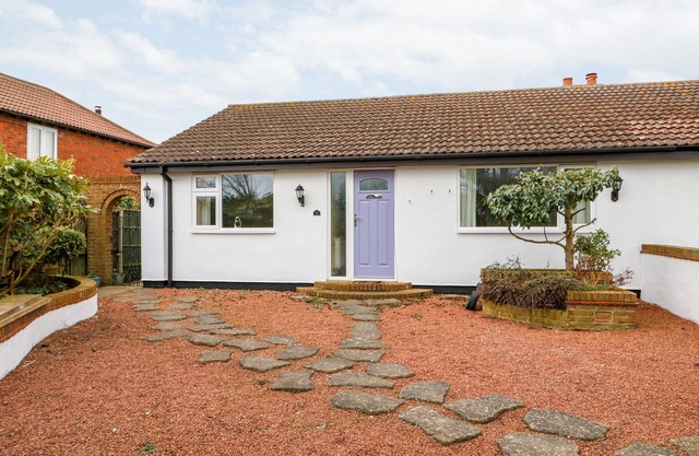 2 FIELDVIEW, pet friendly, country holiday cottage in Sutton-On-Sea