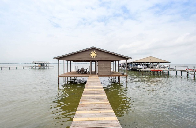 2 Free Kayaks! Gorgeous Home with Great Lakefront Outdoor Space