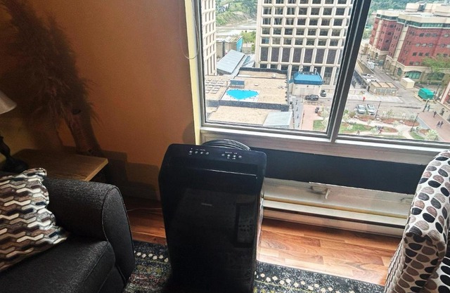 2 Full Beds, Rogers Place Downtown Central, Memorable 1 Bedroom Condo