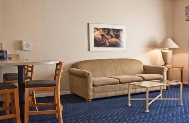2 Amazing Units, Near South Bend Museum of Art, Kitchenette, Bar, Pool