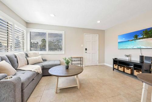 2 Homes in 1 Sleeps 18 10 Min to Zoo and Beach