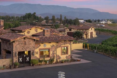 2 Homes in Bella Vista Rd by AvantStay Sleeps 8 Vineyard Views Patios Fireplace in Temecula Wine Trail
