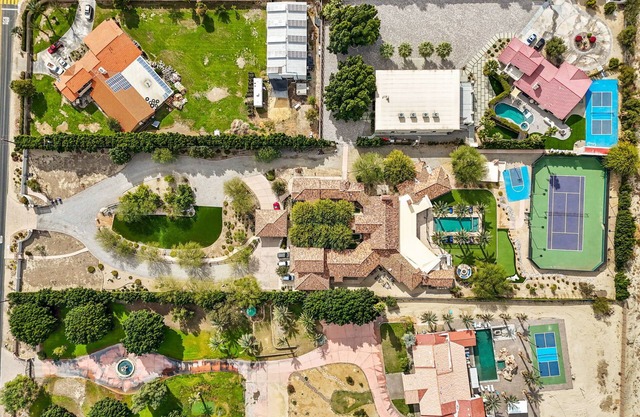 2 Houses 12bd 13 Bath 20+beds + All the Amenities & an Event Space if needed