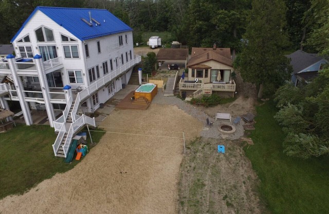2 houses Campau Lakefront 4 level, sunrise cottage -Hot Spa, fireplaces