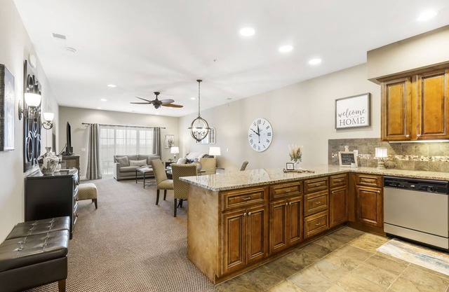 2 HUGE LUXURY Condos w/ Pool & Elevator! Fun! Rec PLEX!12 Min To SDC and TR LK!