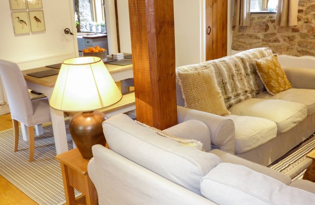2 Huxtables, NORTH MOLTON