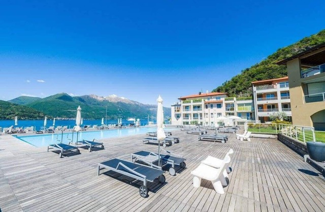 2 bed apartment with lake views, pool & jacuzzi