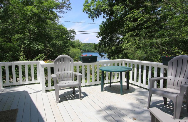 2 John Ewer Rd - Cozy cottage near Peters Pond w. water view & A/C