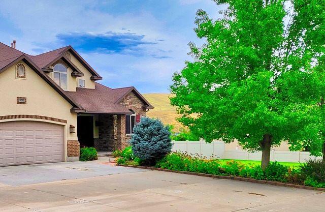 2 King, 2 Queen, 7 Twin, Wasatch Back Mountain Luxury BnSki in Morgan County.