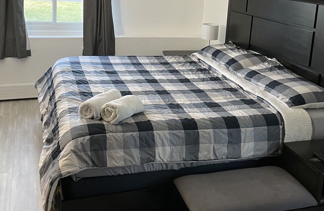 King suite 2 King Beds free parking/Wi-Fi/Smart tvs/ Laundry by Hamptons and NYC