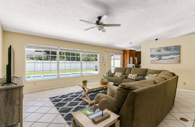 2 King Beds, Heated Pool, Private neighborhood,10 min to Beach,5 min to Downtown