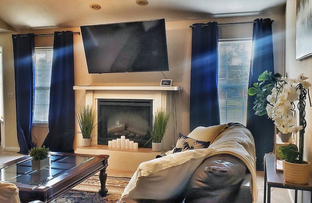 2 King Rooms+2 Queen Rooms~ Spacious Yard~ 15mins to FLW gate.