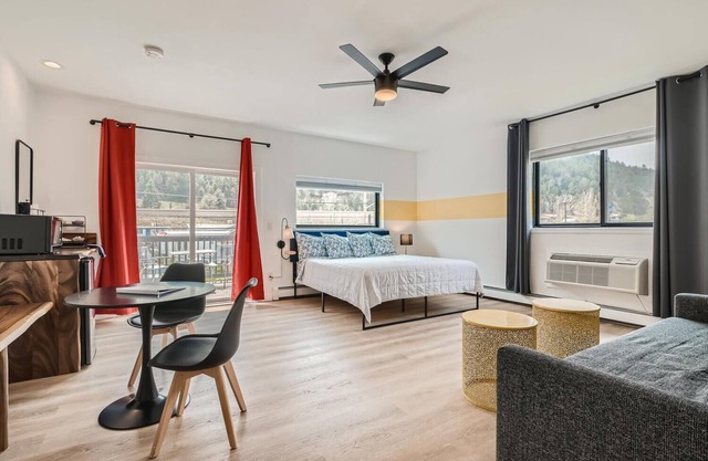 2 King Suite w/ Private Bedroom, Balcony in Boutique Mtn Motel