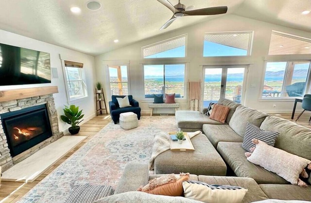 2 Kitchen, HotTub, Game Room, Beach & Pool Access, Sleeps 22