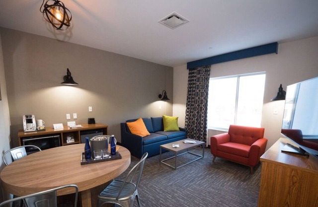 Comfort and Convenience! 2 Relaxing Units, Free Parking, 2 Onsite Pools