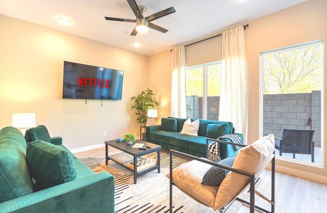 2 Large Vacation Suites I Pool, Patio & Games