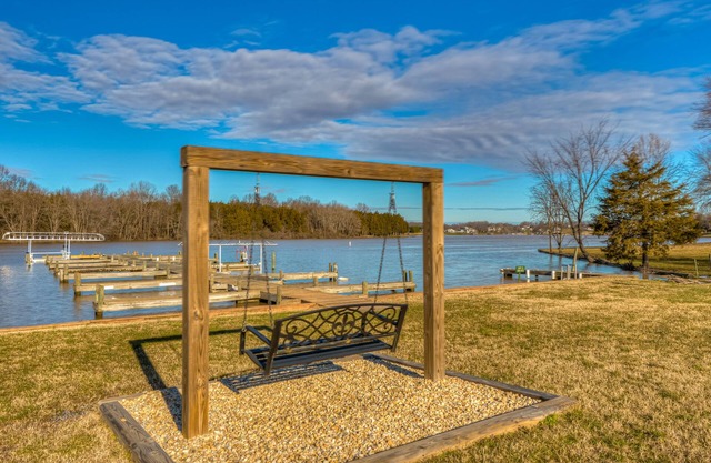 Two-level Home w/Shared Dock, Central AC, Private W/D, Ping-Pong Table, WiFi