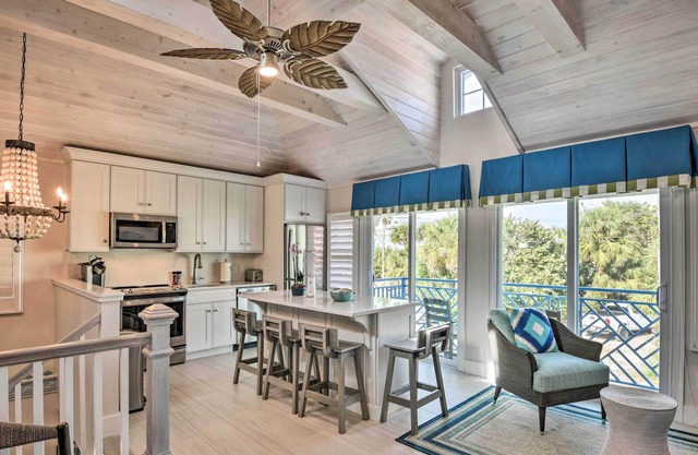 2-Level Villa w/ Balcony, Walk to Beach!