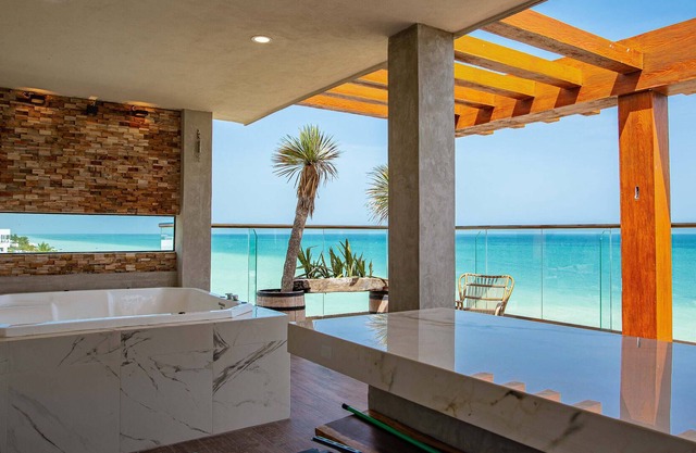 Two Lux BEACHFRONT Penthouses, 2 Jacuzzi, 2 Rooftops, 2 Pools, Gym, Kid's Club,