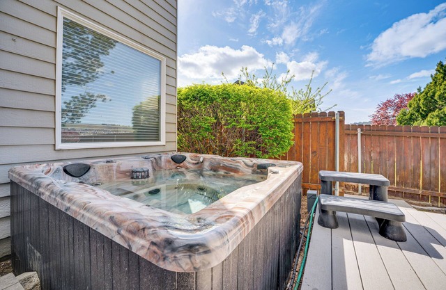 2 Mi to Badger Mountain: Hot Tub Haven!