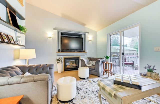 < 2 Mi to Budd Inlet: Pet-Friendly Home!