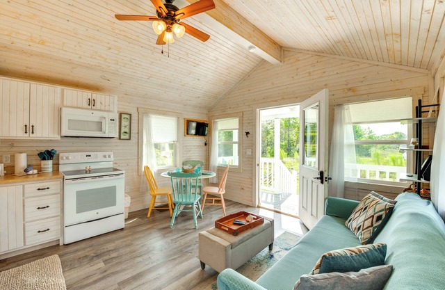 2 Mi to Carrabelle Beach: Home w/Yard & Porch